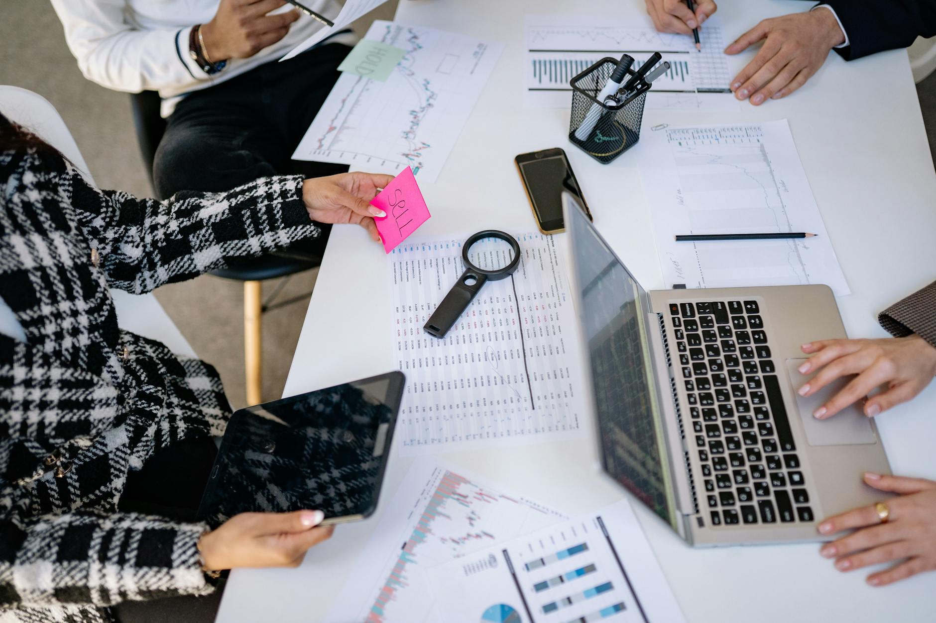 Топ-10 AI-инструментов для маркетинговых команд, создающих эффективные рекламные креативы