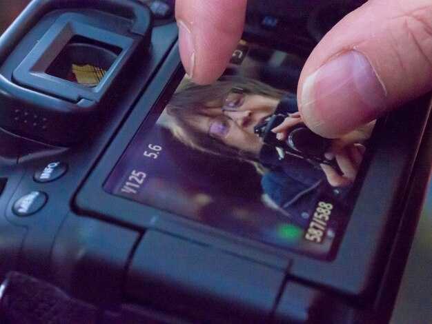 Practical workflow for removing an object using a reference image