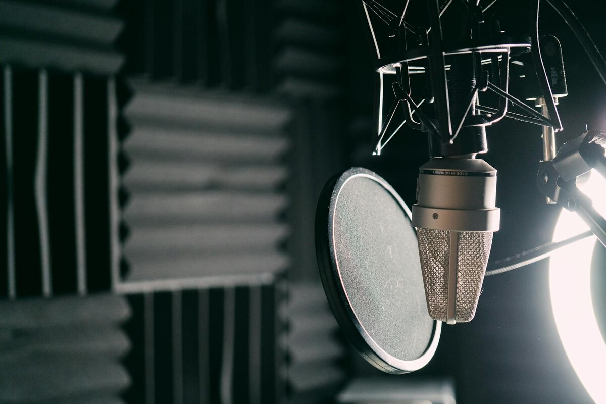 What Makes an AI Voice Sound Human in 2026 (Tools and Settings)